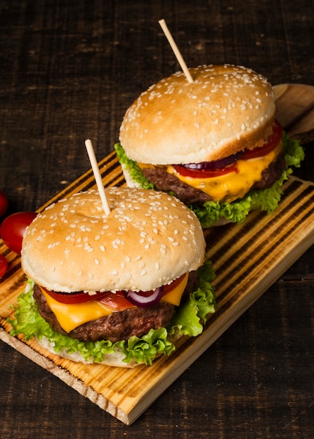 Hoge hoek van hamburgers op houten dienblad