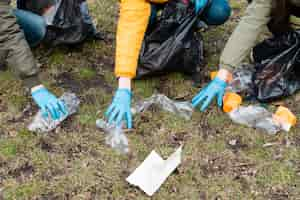 Gratis foto hoge hoek van handen grijpen plastic flessen