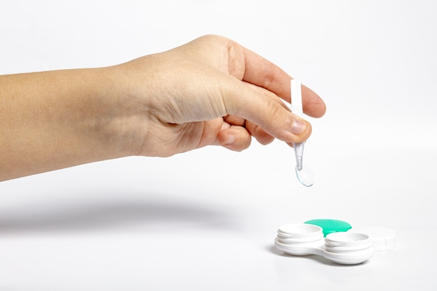 Hoge hoek van handpincet met contactlens