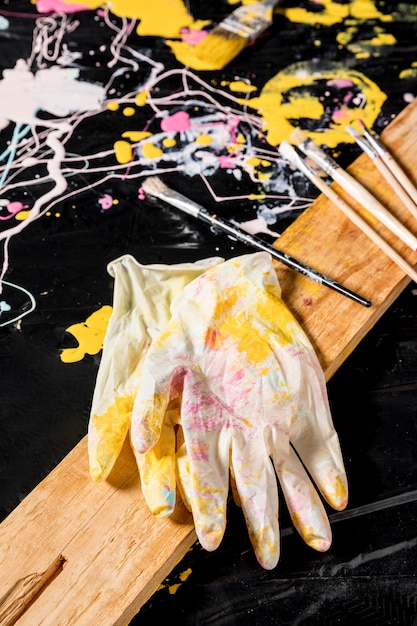 Gratis foto hoge hoek van handschoenen met penselen