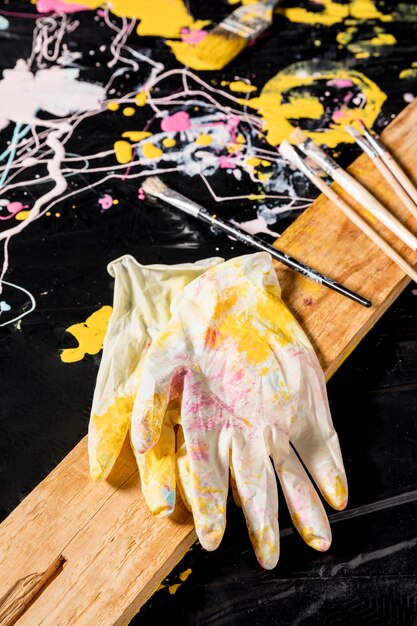 Hoge hoek van handschoenen met penselen