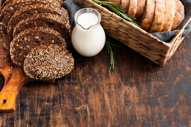 Hoge hoek van heerlijk brood met kopie ruimte