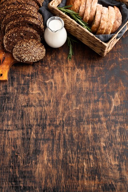 Hoge hoek van heerlijk brood met kopie ruimte