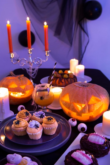 Gratis foto hoge hoek van heerlijk halloween-voedselconcept