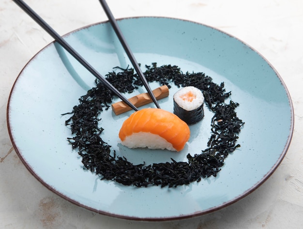 Gratis foto hoge hoek van heerlijk sushi-concept