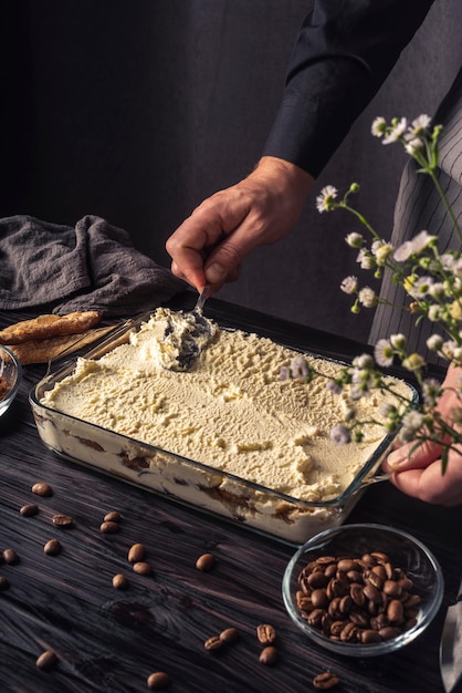 Gratis foto hoge hoek van heerlijk tiramisu-concept