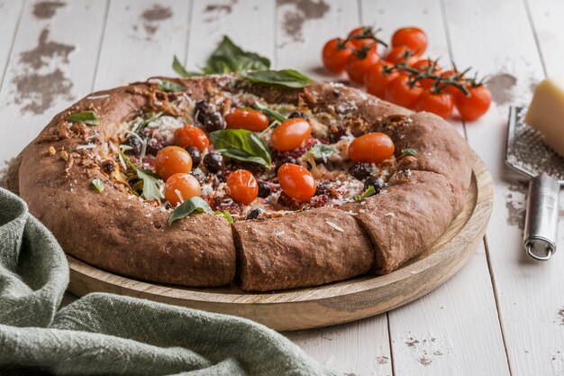 Hoge hoek van heerlijke gesneden pizza