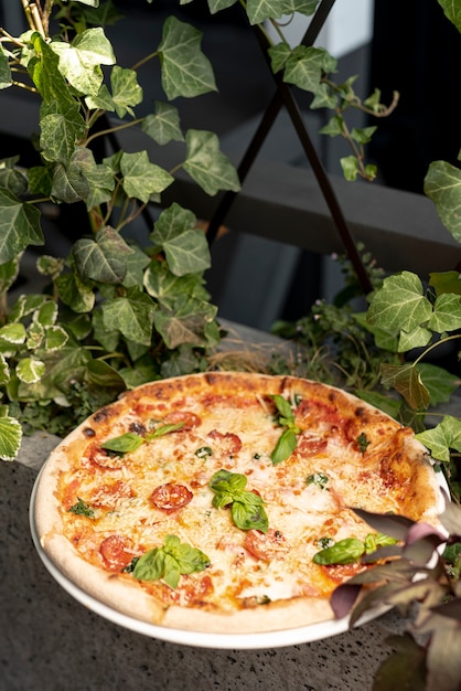 Gratis foto hoge hoek van heerlijke italiaanse pizza op tafel