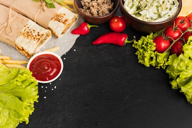 Hoge hoek van heerlijke kebab met tomaten en salade