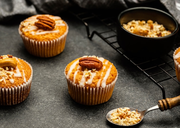 Hoge hoek van heerlijke muffins met noten