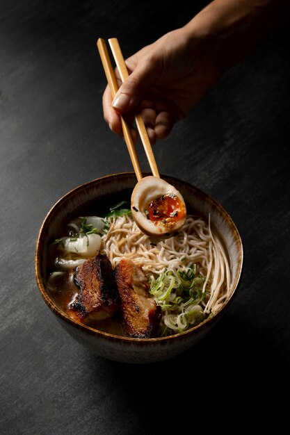 Hoge hoek van heerlijke ramen in kom