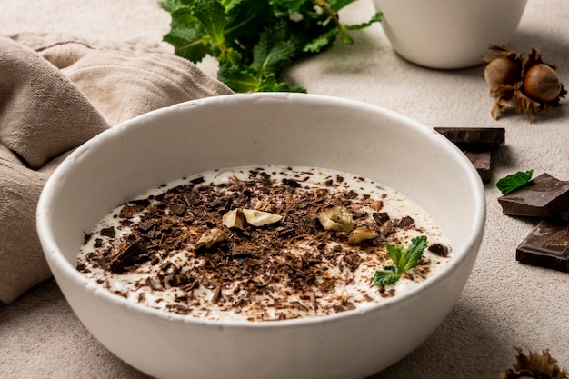 Hoge hoek van heerlijke yoghurt met chocolade