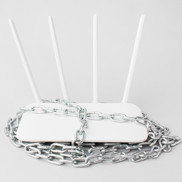 Gratis foto hoge hoek van internet router met metalen ketting rond