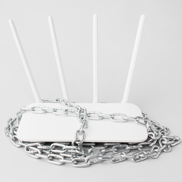 Gratis Foto hoge hoek van internet router met metalen ketting rond