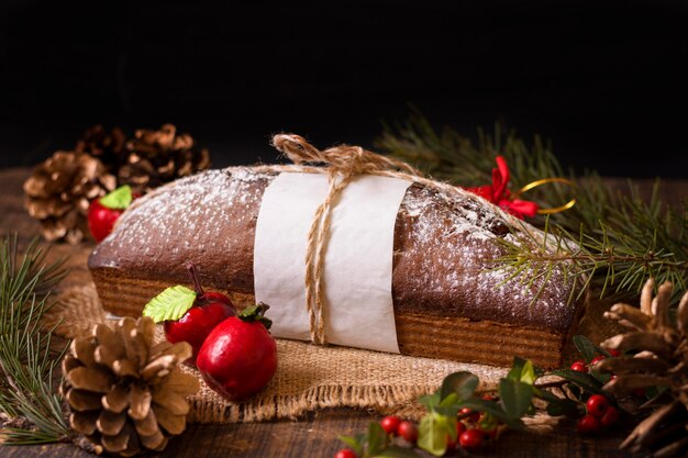 Hoge hoek van Kerstmiscake met denneappels