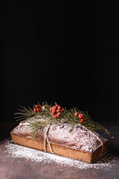 Hoge hoek van Kerstmisdessert met rode bessen en exemplaarruimte