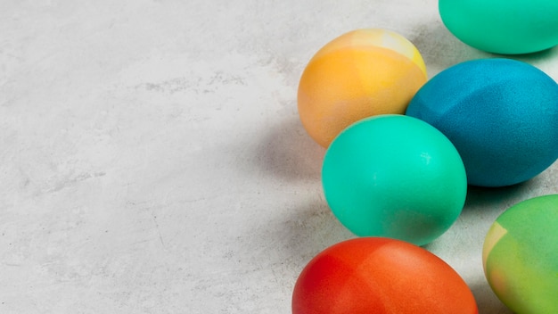 Hoge hoek van kleurrijke eieren voor Pasen met kopie ruimte