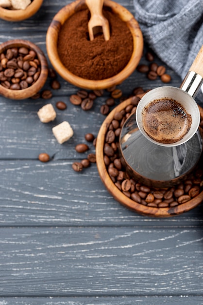 Hoge hoek van koffie op houten tafel