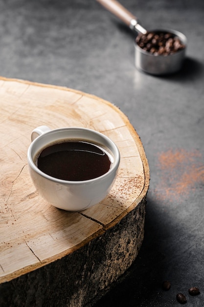 Hoge hoek van koffiekopje op een houten bord