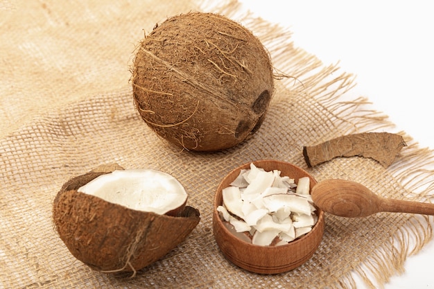 Hoge hoek van kokosnoot op jute met lepel