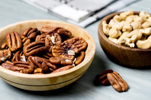 Hoge hoek van kommen met walnoten en cashewnoten