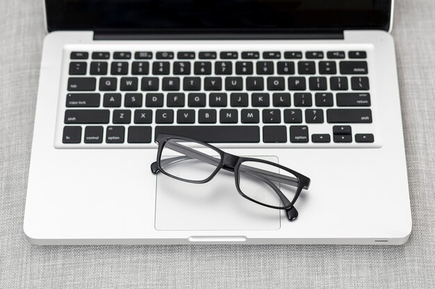 Hoge hoek van laptop met bril