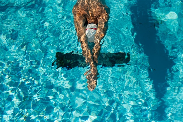 Hoge hoek van mannelijke zwemmer in de waterpool