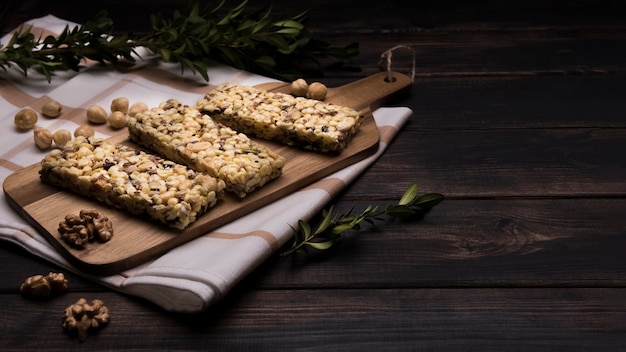 Gratis foto hoge hoek van mueslibar op houten tafel