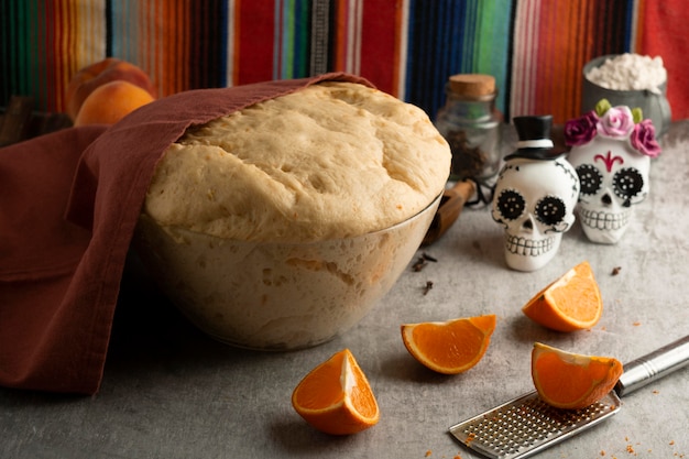 Hoge hoek van pan de muerto deeg