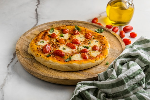 Gratis foto hoge hoek van pizza met tomaten en olie