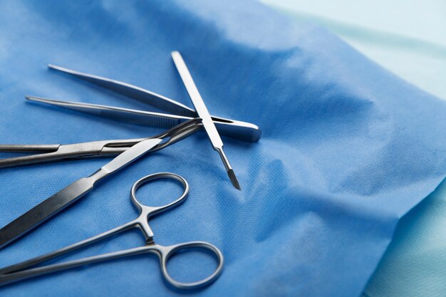 Hoge hoek van scalpel met andere medische instrumenten