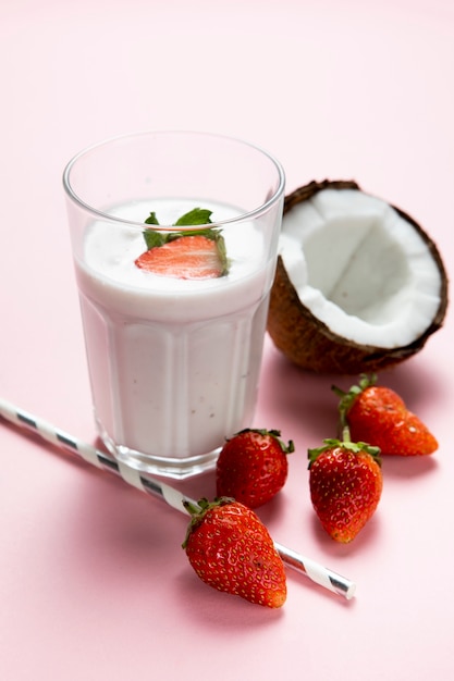 Gratis foto hoge hoek van stawberry en melkglas op duidelijke achtergrond