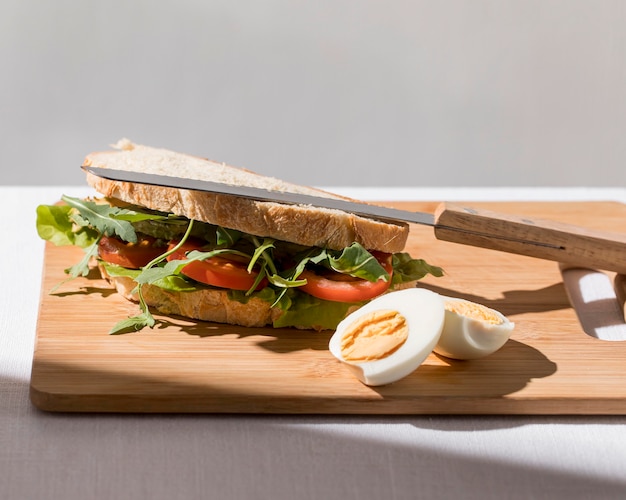 Hoge hoek van toostsandwich met tomaten en hardgekookt ei