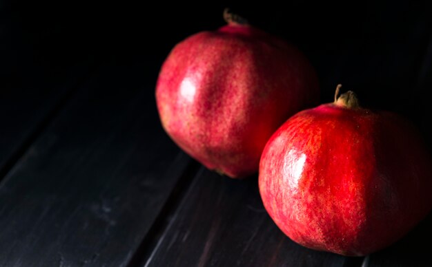 Hoge hoek van twee herfstgranaatappels