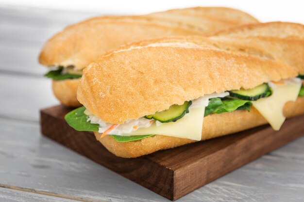 Hoge hoek van twee sandwiches met plakjes kaas en komkommer