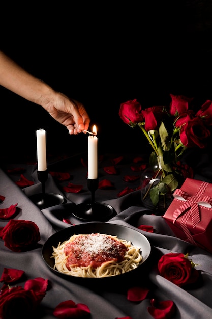 Hoge hoek van Valentijnsdag tafel set met kaarsen en pasta