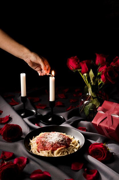 Hoge hoek van Valentijnsdag tafel set met kaarsen en pasta