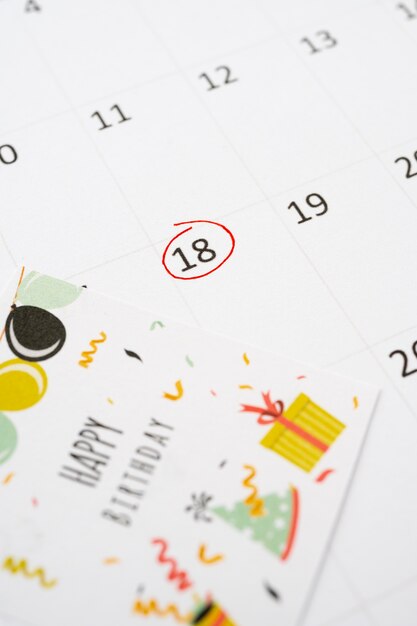 Hoge hoek van verjaardagsmemo toegevoegd in levendige kalender