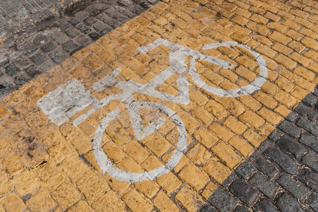 Hoge hoek van verkeersbord met fiets