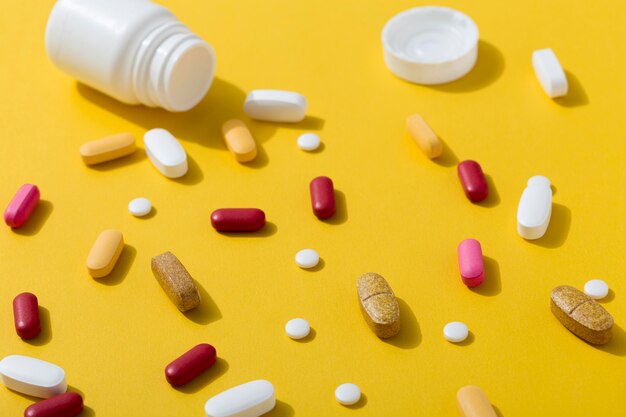 Hoge hoek van verschillende pillen met container