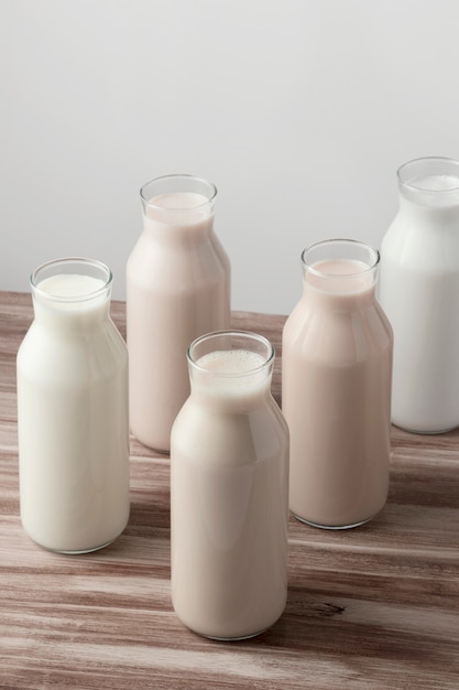 Gratis foto hoge hoek van verschillende soorten melk in flessen