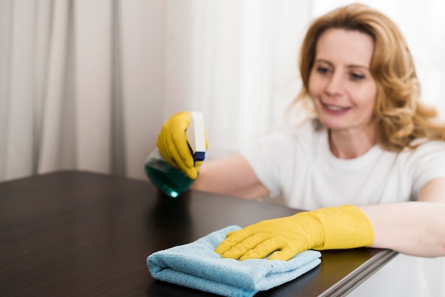 Hoge hoek van vrouw die de lijst schoonmaakt