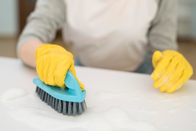 Hoge hoek van vrouw het schoonmaken met borstel