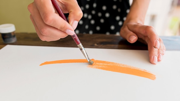 Hoge hoek van vrouw schilderij canvas met borstel