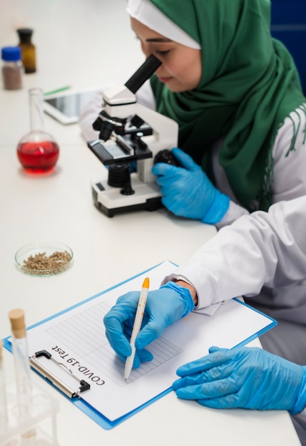 Hoge hoek van vrouwelijke wetenschappers aan het werk in het lab