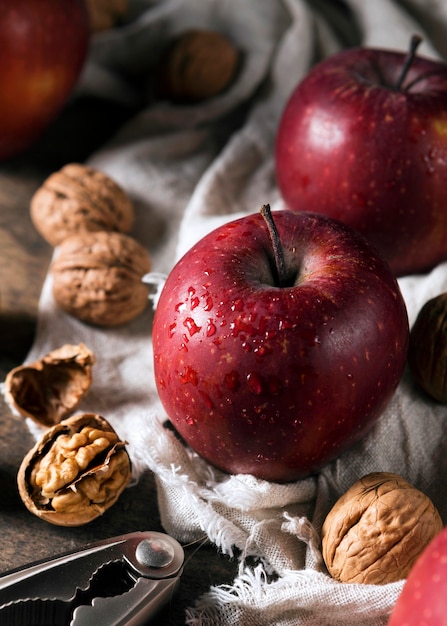 Hoge hoek van walnoten met herfstappelen