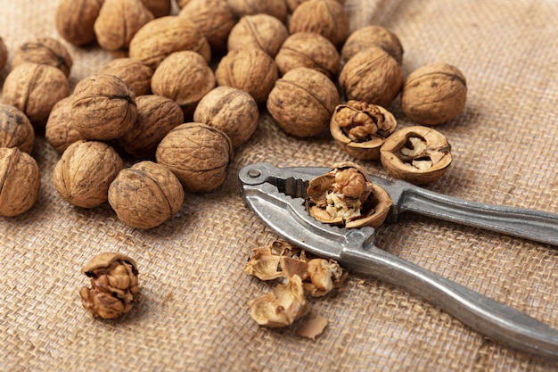 Hoge hoek van walnoten op jute met cracker
