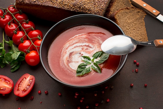 Gratis foto hoge hoek van winter tomatensoep in kom met toast en lepel