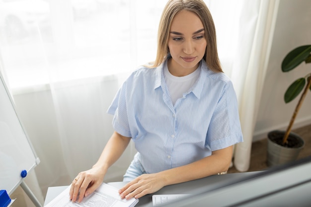 Gratis foto hoge hoek van zwangere zakenvrouw op haar bureau met computer