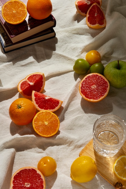 Gratis foto hoge hoek vers fruit arrangement